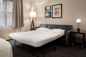 纽约万豪纽约曼哈顿原住客栈/市中心东区酒店的配有一张床和一张书桌的酒店客房