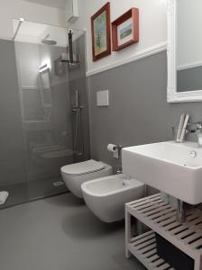 特伦托B&B S. Trinità 18 Suites & Rooms的白色的浴室设有卫生间和水槽。
