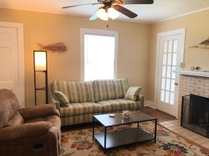 彭萨科拉Calypso Pensacola in East Hill Neighborhood !的带沙发和壁炉的客厅