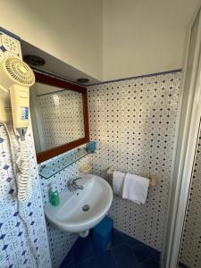 福尔米亚Anfiteatro的一间带水槽和镜子的浴室