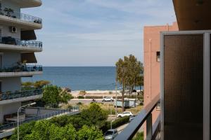 帕特雷海豚酒店 的从大楼的阳台上可欣赏到海景