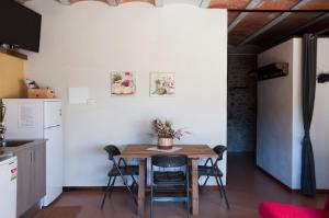 Mieras马斯奥布拉维拉公寓的厨房以及带桌椅的用餐室。