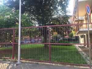 佩罗Casetta Azzurra的公园前的红色金属栅栏