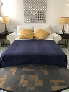 阿纳卡普里Villa Sain Charming Suite的一张大床,上面有两个枕头