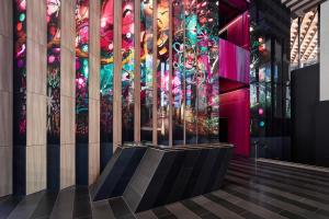 墨尔本W Melbourne的大堂设有彩色玻璃窗和楼梯