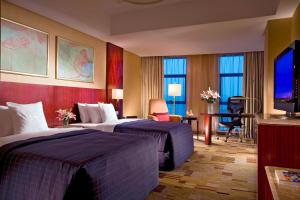 贵阳贵阳喜来登贵航酒店的酒店客房设有两张床和一台平面电视。