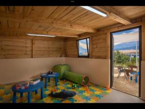科兰LunaBay SpiritoS Mobile Home, Terra Park SpiritoS的一间儿童房,配有两张桌子和一张沙发