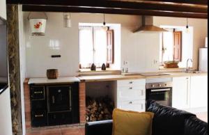 奥维多Sagasta Rural - Oviedo的一间带柜台和炉灶的厨房 顶部烤箱