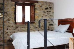 奥维多Sagasta Rural - Oviedo的一间卧室配有双层床和窗户。