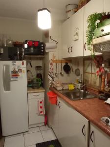 圣地亚哥Dulce hogar的厨房配有白色冰箱和水槽