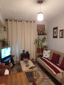 圣地亚哥Dulce hogar的带沙发和电视的客厅