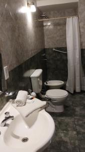 梅洛Hotel Valle Del Sol的浴室配有白色水槽和卫生间。