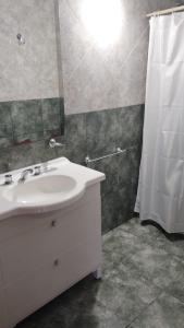梅洛Hotel Valle Del Sol的浴室配有白色水槽和淋浴。