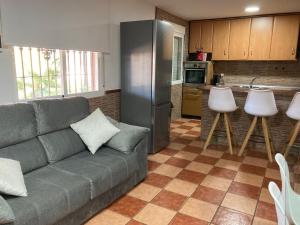 莫特里尔“Soleado” Casa rural con piscina的带沙发的客厅和厨房