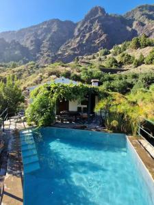 埃尔帕索Villa de Taburiente的一座山地游泳池