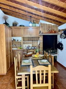 埃尔帕索Villa de Taburiente的一个带木桌和椅子的厨房和一间带