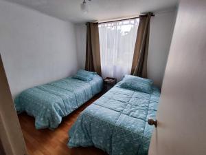 科皮亚波Arriendo Departamento Diario en Copiapó的小型客房 - 带2张床和窗户