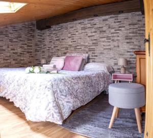 佩德罗－贝尔纳多Casa Rural El Burrito de Gredos的一间卧室设有一张床和砖墙