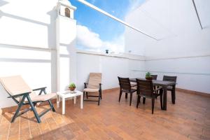 阿尔蒙特Cómodo apartamento en Almonte的一间设有桌椅的天空餐厅