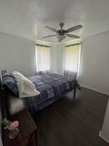 Cozy 2 bedroom near Volcano Park客房内的一张或多张床位