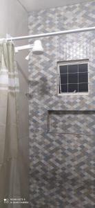 卡鲁阿鲁Casa Confortável的浴室设有玻璃淋浴间和窗户