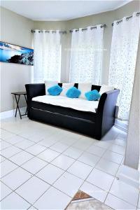 加尔维斯敦CasaAzul-2605B-Beach & Pleasure Pier a block away的一张黑色的床,里面配有蓝色枕头