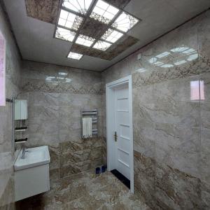 巴库Family , Fresh , Fascinating的一间带卫生间、水槽和窗户的浴室