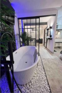 马德里Apartamento marqués的客房内的大型白色浴缸