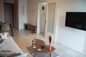 瓦尔基扎Naiads Nest - The Cozy Retreat的客厅配有沙发和桌子