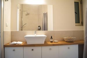 瓦尔基扎Naiads Nest - The Cozy Retreat的浴室配有白色水槽和淋浴。