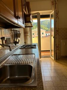 东塞斯特里Ampio trilocale con posto auto的厨房配有不锈钢水槽和窗户