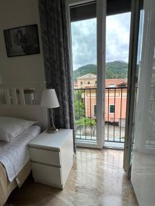 东塞斯特里Ampio trilocale con posto auto的一间卧室设有一张床和一个大窗户