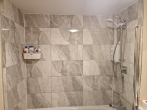 都柏林Clearwater Apartment的带淋浴和浴缸的浴室