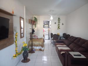 马蒂尼奥斯Kitnet Apartamento Praia Matinhos的客厅配有沙发和桌子