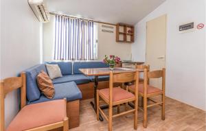 图兰杰Beautiful Home In Turanj With Wifi的客厅配有蓝色的沙发和桌子