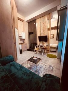 都拉斯Colombia Apartments&Rooms的客厅配有沙发和桌子