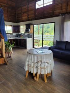 SiquirresCabaña Linda Vista, descanso y naturaleza的客厅配有桌子和沙发