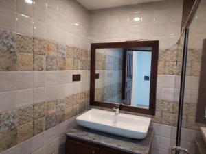 亭可马里Lucky Beach Resort的一间带水槽和镜子的浴室
