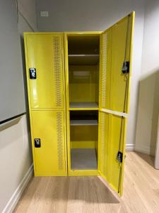 布里斯班Banana Backpackers的房间里的一个空黄色储物柜