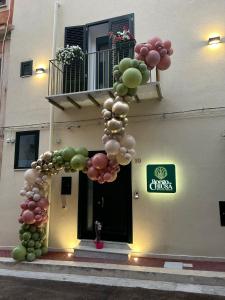 奇尼斯Borgo La Chiusa的大楼前的一大堆气球