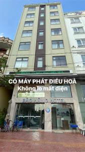 下龙湾Bảo Hân 2 Hotel的一座标有酒店标志的建筑