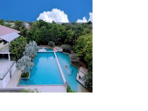 班加罗尔Nambiar Club Bellezea的享有房子内游泳池的空中景致