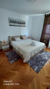 斯普利特New studio apartman Emda u centru Splita的一间卧室,卧室内配有一张大床