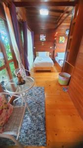 Ban Chong PhliAreeya phubeach resort wooden house的卧室配有一张床和一张桌子