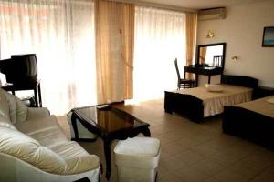 阳光海滩克里苏拉酒店的客厅配有沙发和1张床
