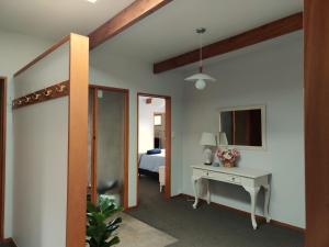 北哈夫洛克Large, Comfy, Stylish Apartment的一间卧室配有一张床、一张书桌和一面镜子
