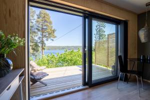 Lekkert gjestehus ved sjøen的厨房设有滑动玻璃门,享有水景