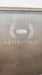 奇维塔韦基亚Suites Matteotti 57的墙上的日出者红衫军标志