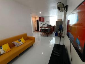 麦克坦Three-Bedroom Holiday Home - 4th Floor Stairs Only的带沙发的客厅和厨房