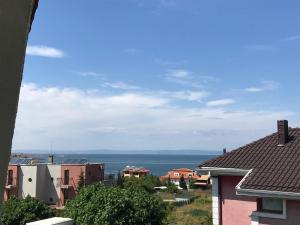 索佐波尔Апартхотел Созополски перли的从房屋屋顶上可欣赏到海景
